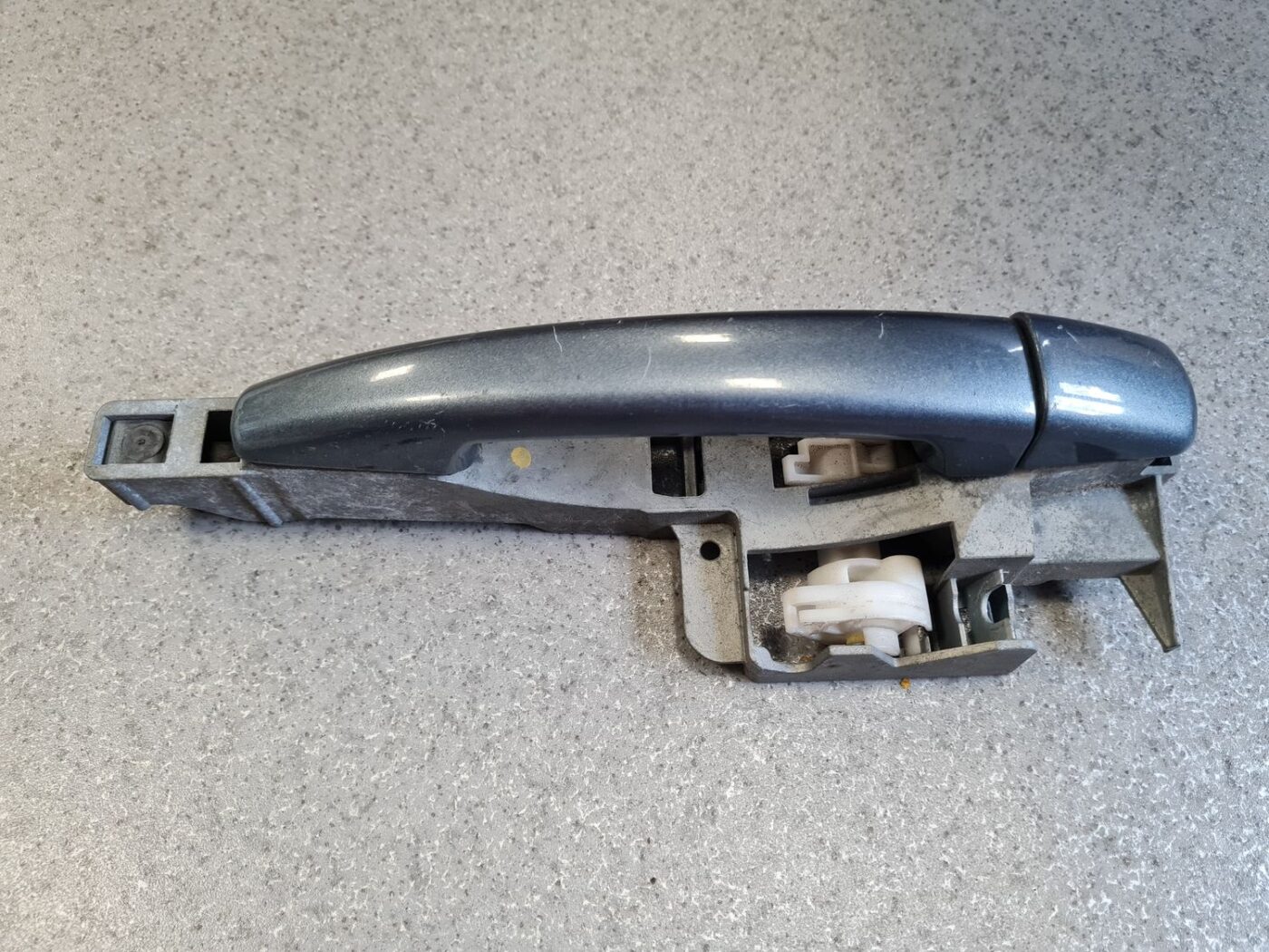 Aizmugurējāis labais durvju rokturis priekš PEUGEOT 407 2006 2 Aizmugurējāis labais durvju rokturis priekš PEUGEOT 407 2006