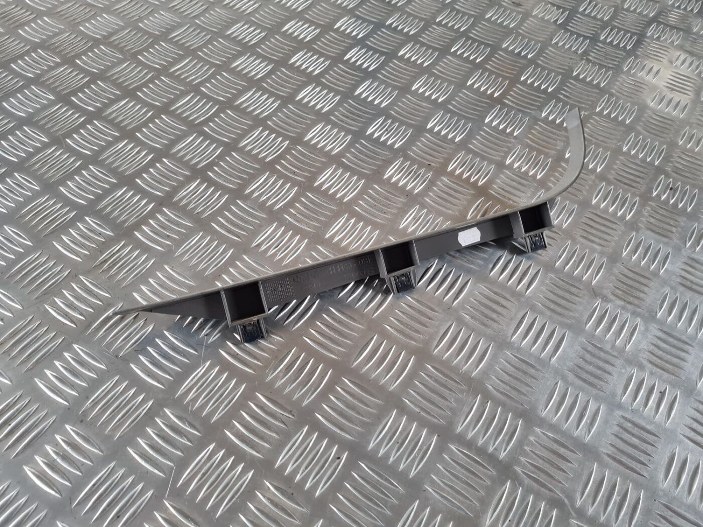 Sliekšņa aizmugurēja kreisa uzlika (salonā) priekš SAAB 9-5 1999 2 Sliekšņa aizmugurēja kreisa uzlika (salonā) priekš SAAB 9-5 1999