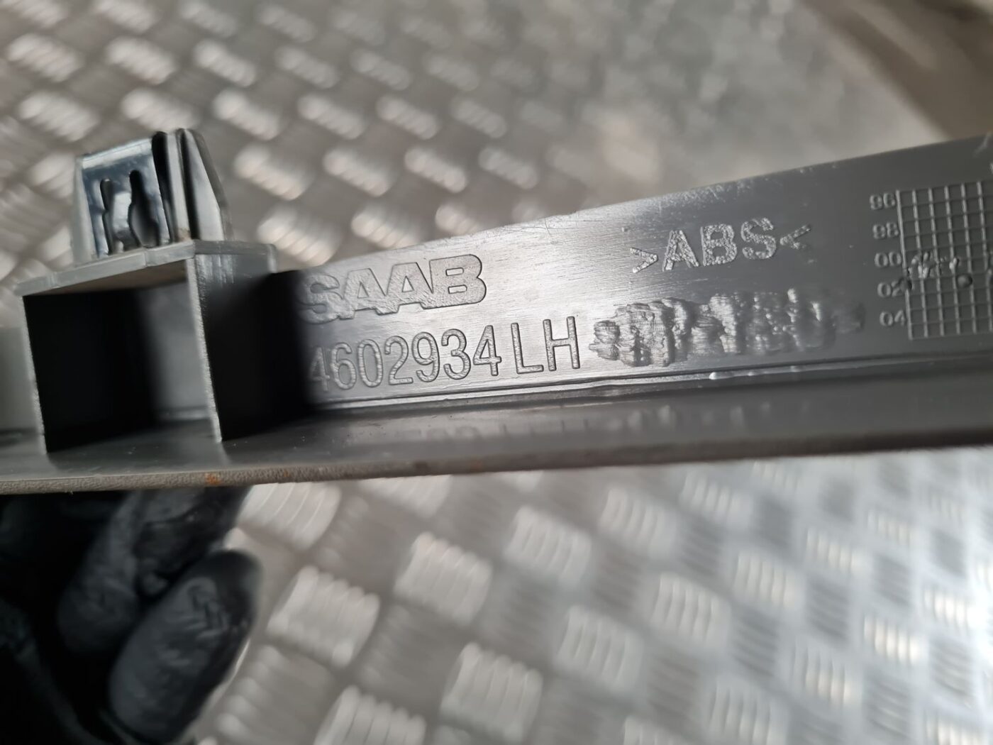 Sliekšņa aizmugurēja kreisa uzlika (salonā) priekš SAAB 9-5 1999 3 Sliekšņa aizmugurēja kreisa uzlika (salonā) priekš SAAB 9-5 1999