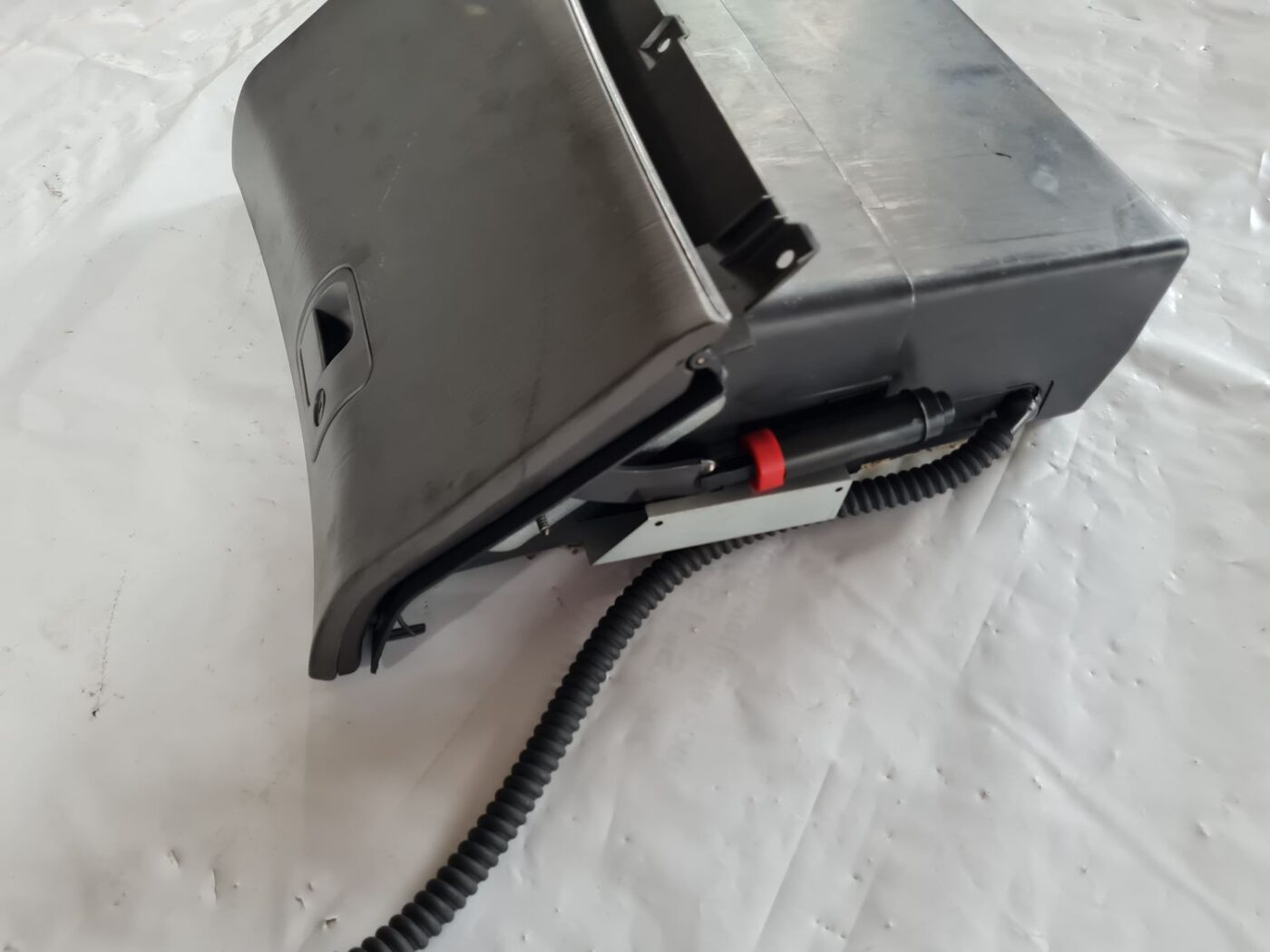 Mantu glabāšanas nodalījums pasažiera pusē priekš SAAB 9-5 1999 2 Mantu glabāšanas nodalījums pasažiera pusē priekš SAAB 9-5 1999