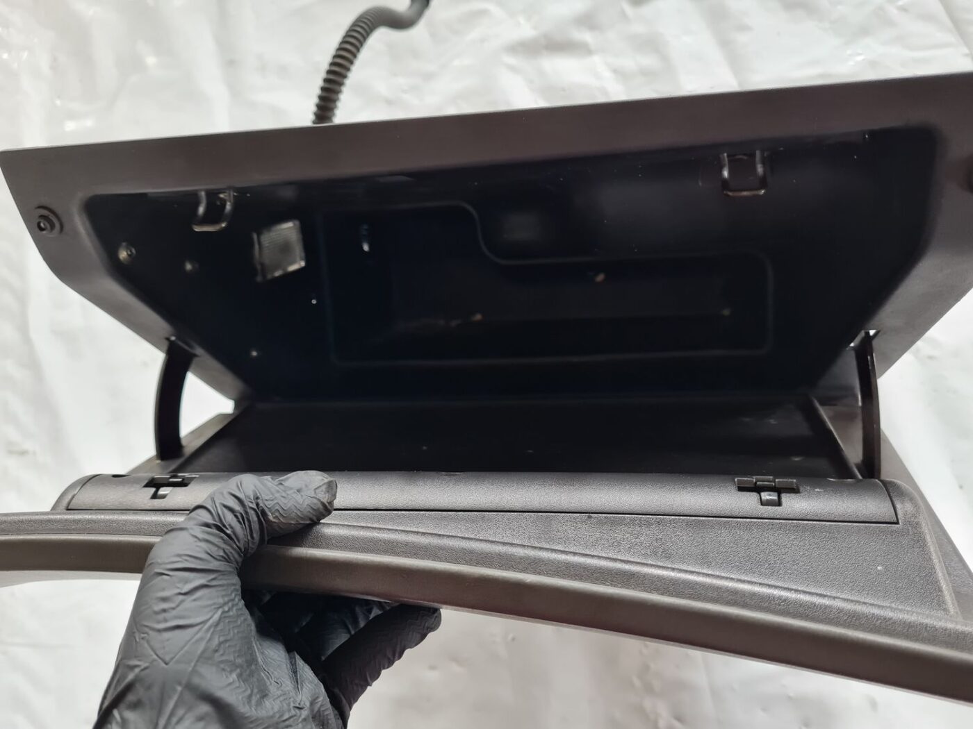 Mantu glabāšanas nodalījums pasažiera pusē priekš SAAB 9-5 1999 5 Mantu glabāšanas nodalījums pasažiera pusē priekš SAAB 9-5 1999