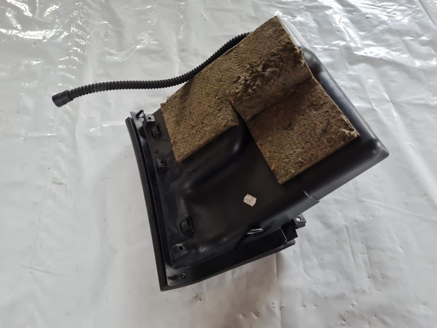 Mantu glabāšanas nodalījums pasažiera pusē priekš SAAB 9-5 1999 4 Mantu glabāšanas nodalījums pasažiera pusē priekš SAAB 9-5 1999