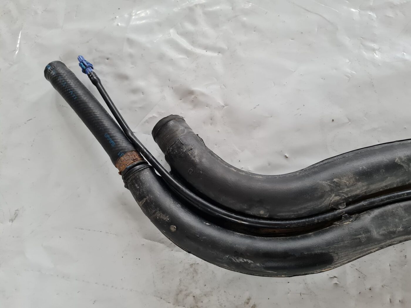 Degvielas tvertnes ielējama caurule priekš SAAB 9-5 1999 4 Degvielas tvertnes ielējama caurule priekš SAAB 9-5 1999