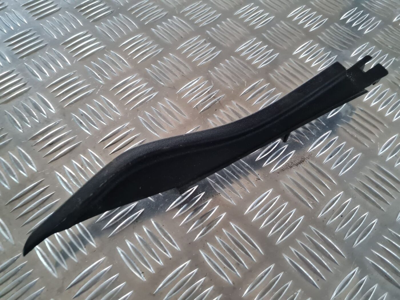 Mērinstrumentu paneļa sānu apdare priekš CHRYSLER VOYAGER 2006 2 Mērinstrumentu paneļa sānu apdare priekš CHRYSLER VOYAGER 2006