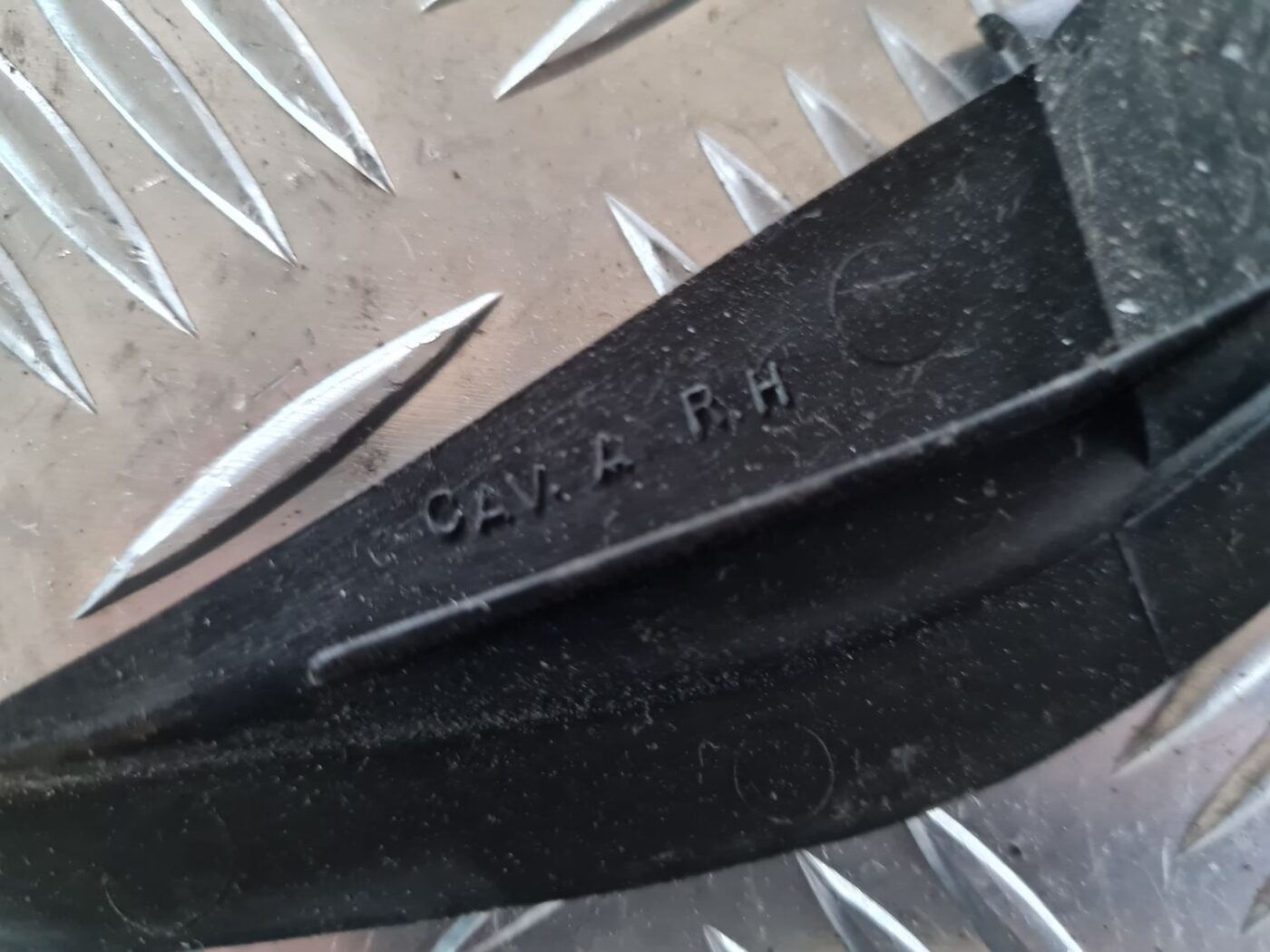 Mērinstrumentu paneļa sānu apdare priekš CHRYSLER VOYAGER 2006 5 Mērinstrumentu paneļa sānu apdare priekš CHRYSLER VOYAGER 2006