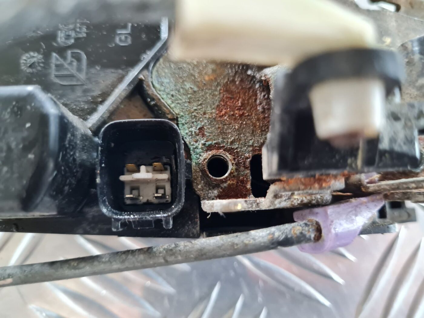 Priekšējo kreiso durvju slēdzene priekš CHRYSLER VOYAGER 2006