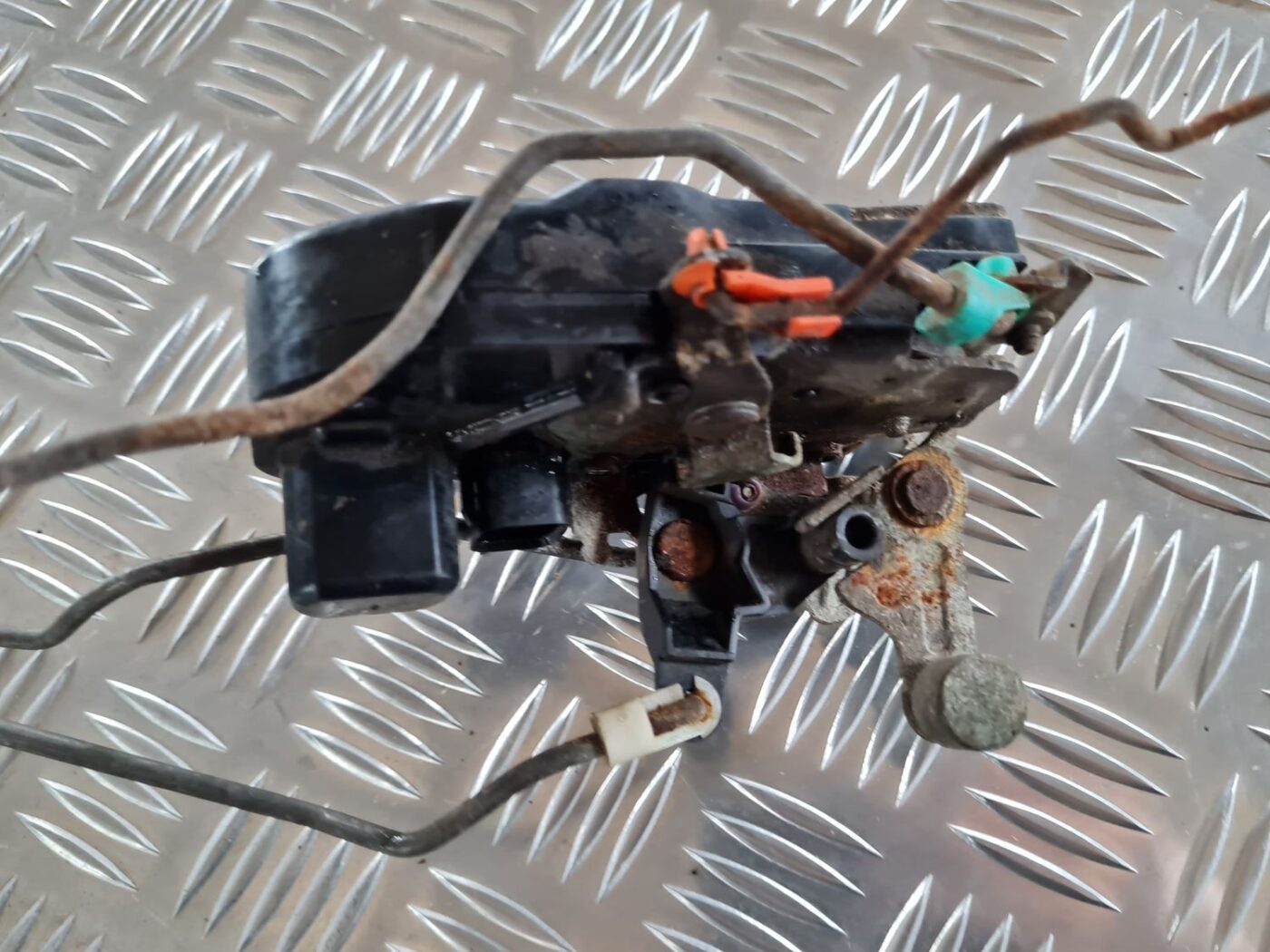 Priekšējo kreiso durvju slēdzene priekš CHRYSLER VOYAGER 2006