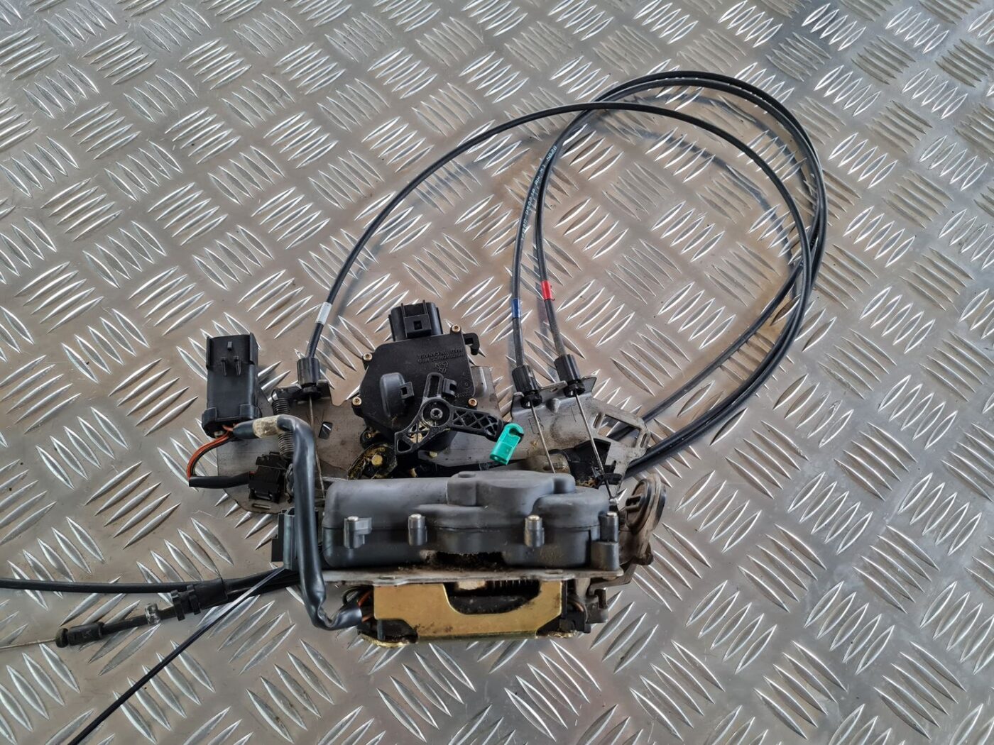 Aizmugurējo labo durvju slēdzene priekš CHRYSLER VOYAGER 2006