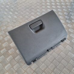 Mantu glabāšanas nodalījums pasažiera pusē priekš CHRYSLER VOYAGER 2006