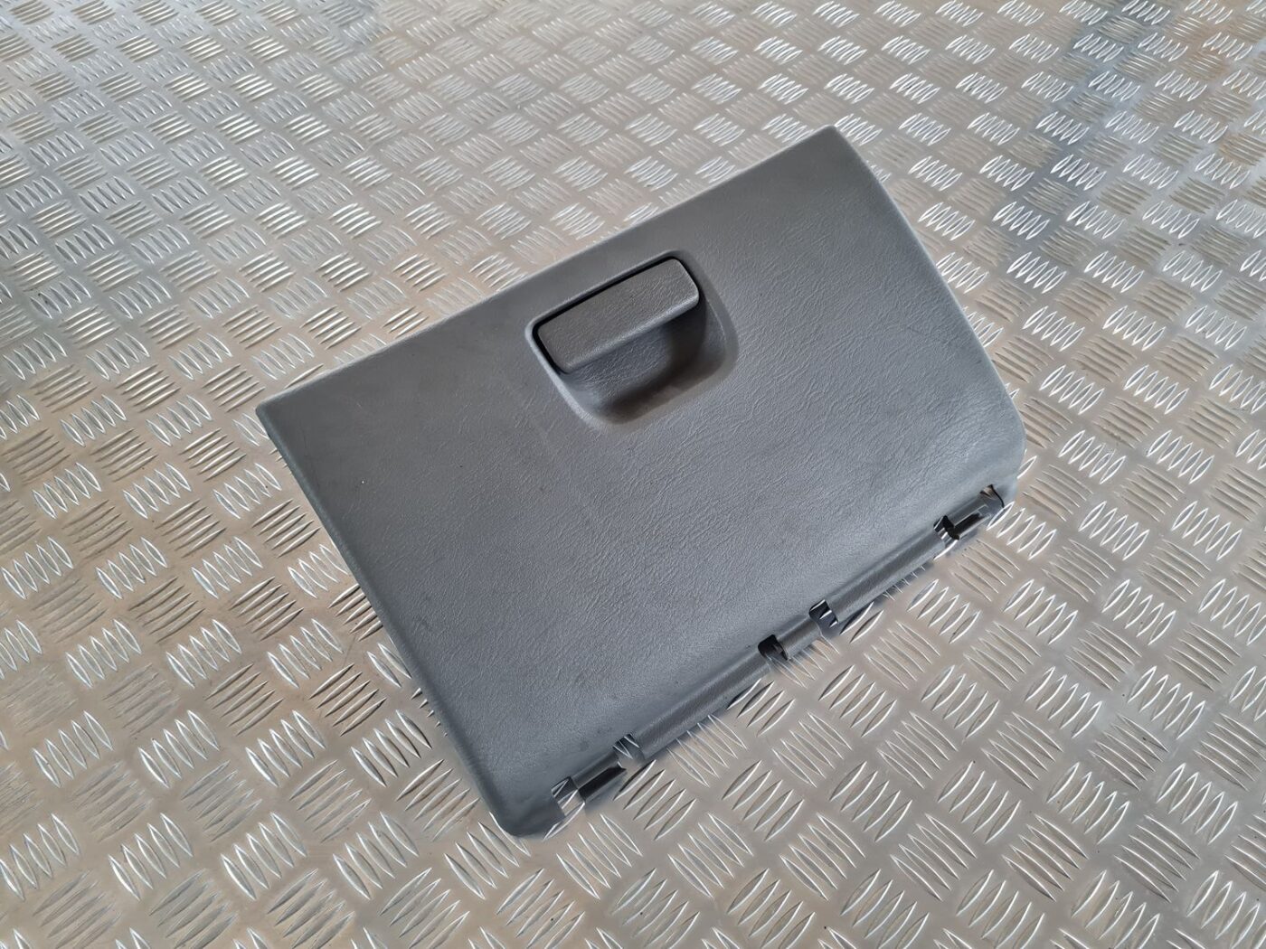 Mantu glabāšanas nodalījums pasažiera pusē priekš CHRYSLER VOYAGER 2006