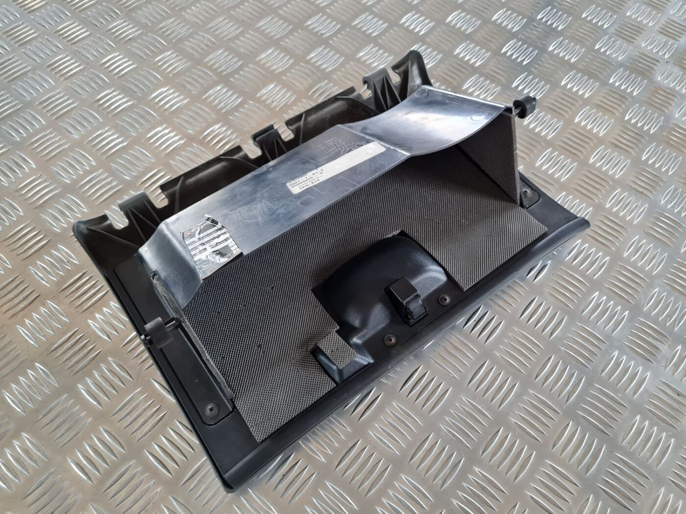 Mantu glabāšanas nodalījums pasažiera pusē priekš CHRYSLER VOYAGER 2006