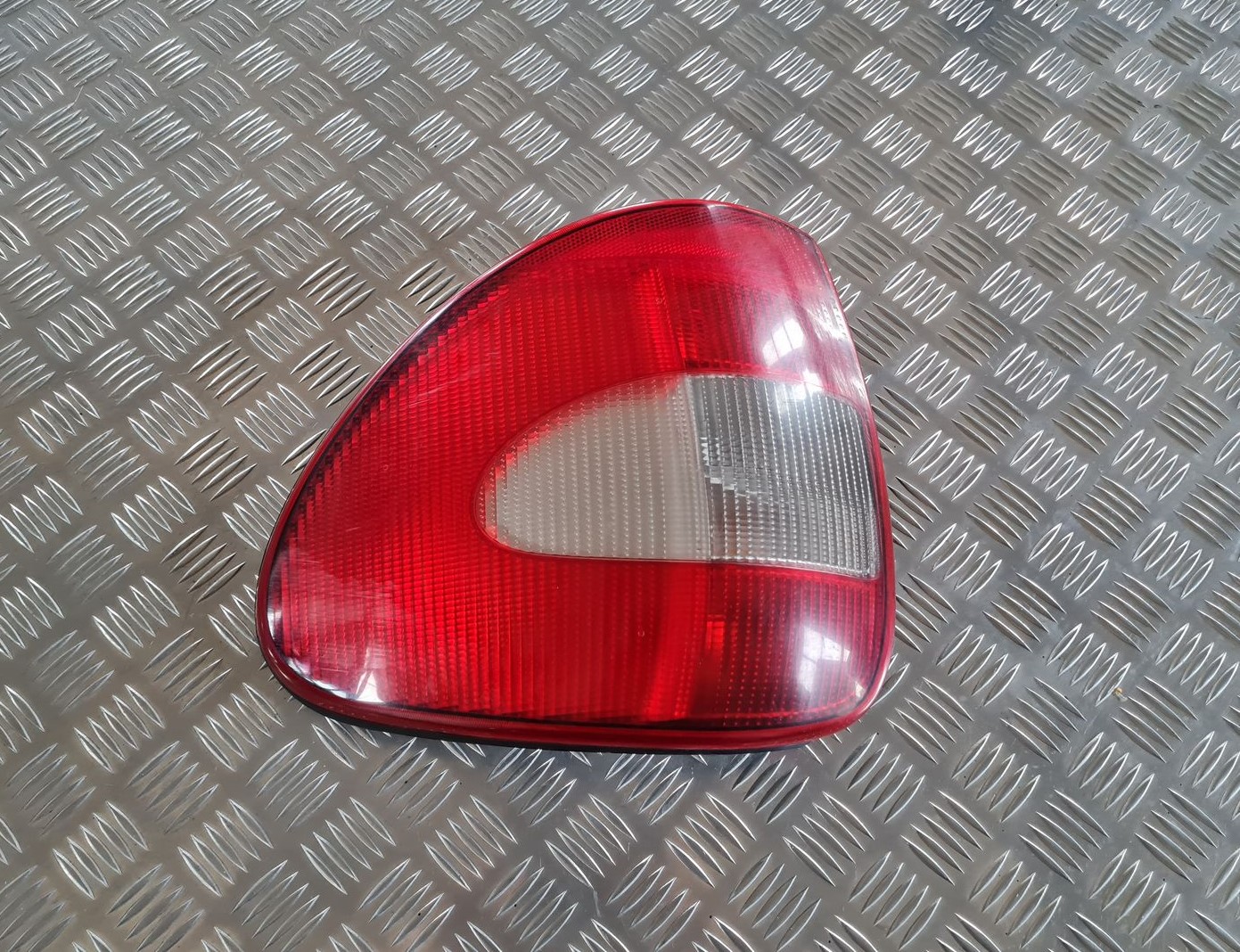 Aizmugurējais labais lukturis priekš CHRYSLER VOYAGER 2006 1 Aizmugurējais labais lukturis priekš CHRYSLER VOYAGER 2006