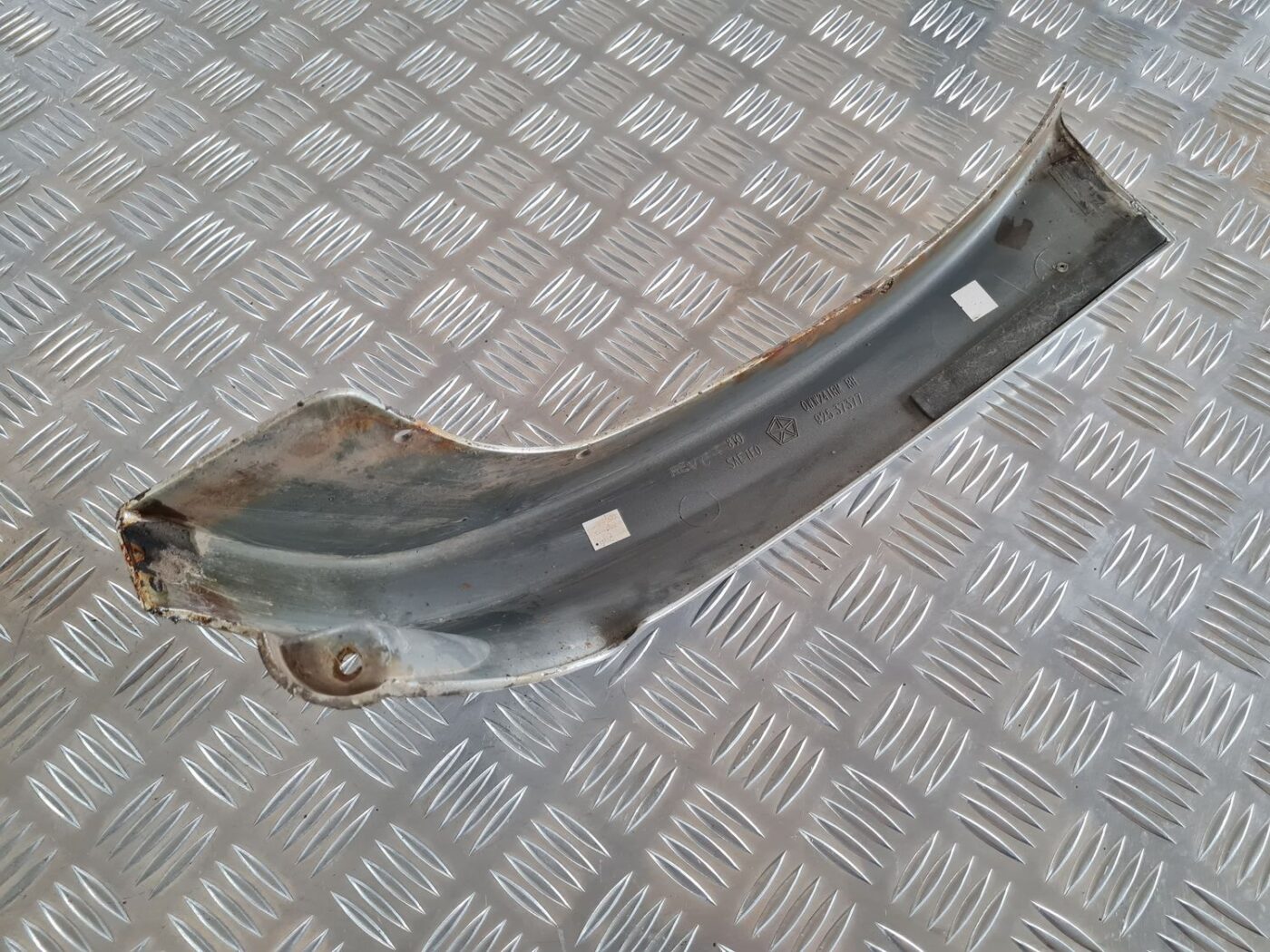 Priekšēja spārna uzlika/moldings priekš CHRYSLER VOYAGER 2006