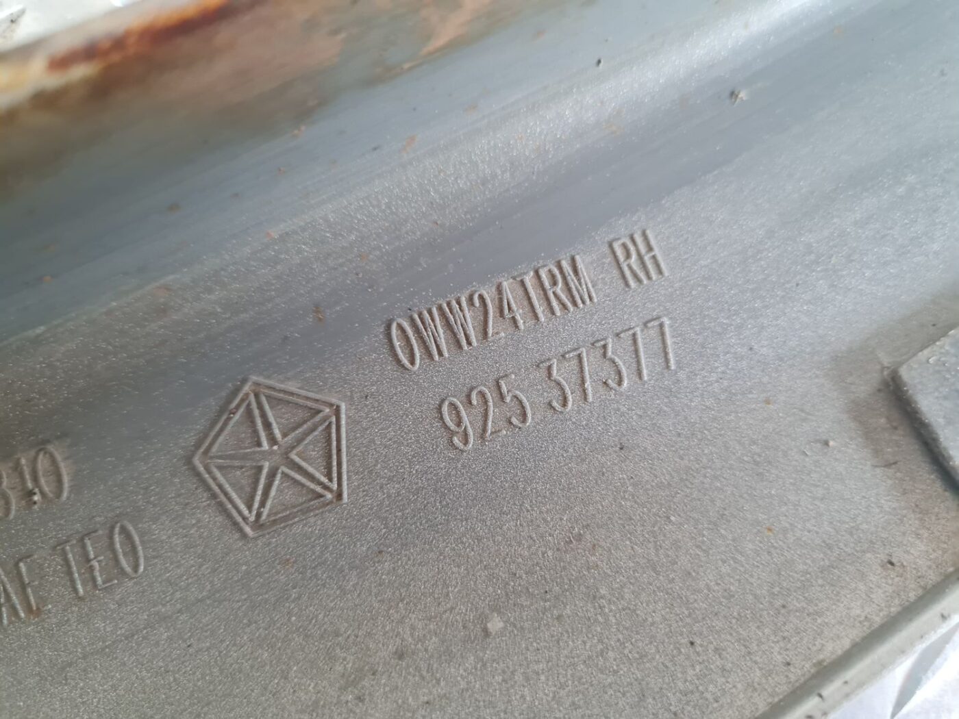 Priekšēja spārna uzlika/moldings priekš CHRYSLER VOYAGER 2006