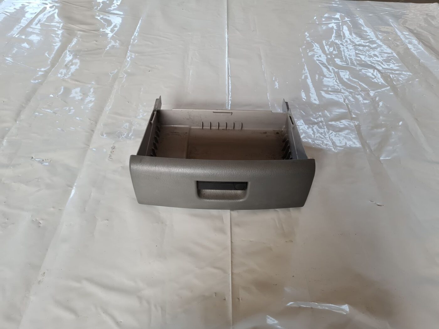 Mantu glabāšanas nodalījums pasažiera pusē priekš CHRYSLER VOYAGER 2006