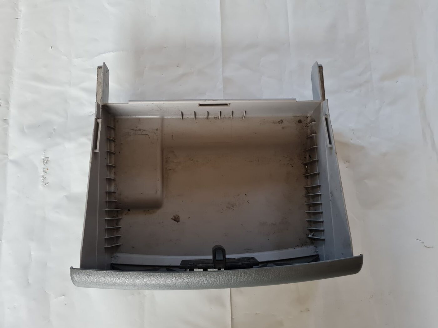 Mantu glabāšanas nodalījums pasažiera pusē priekš CHRYSLER VOYAGER 2006