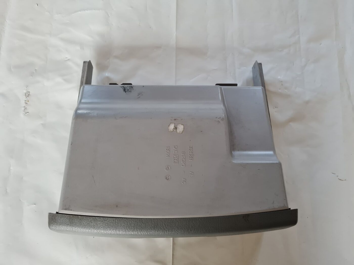 Mantu glabāšanas nodalījums pasažiera pusē priekš CHRYSLER VOYAGER 2006