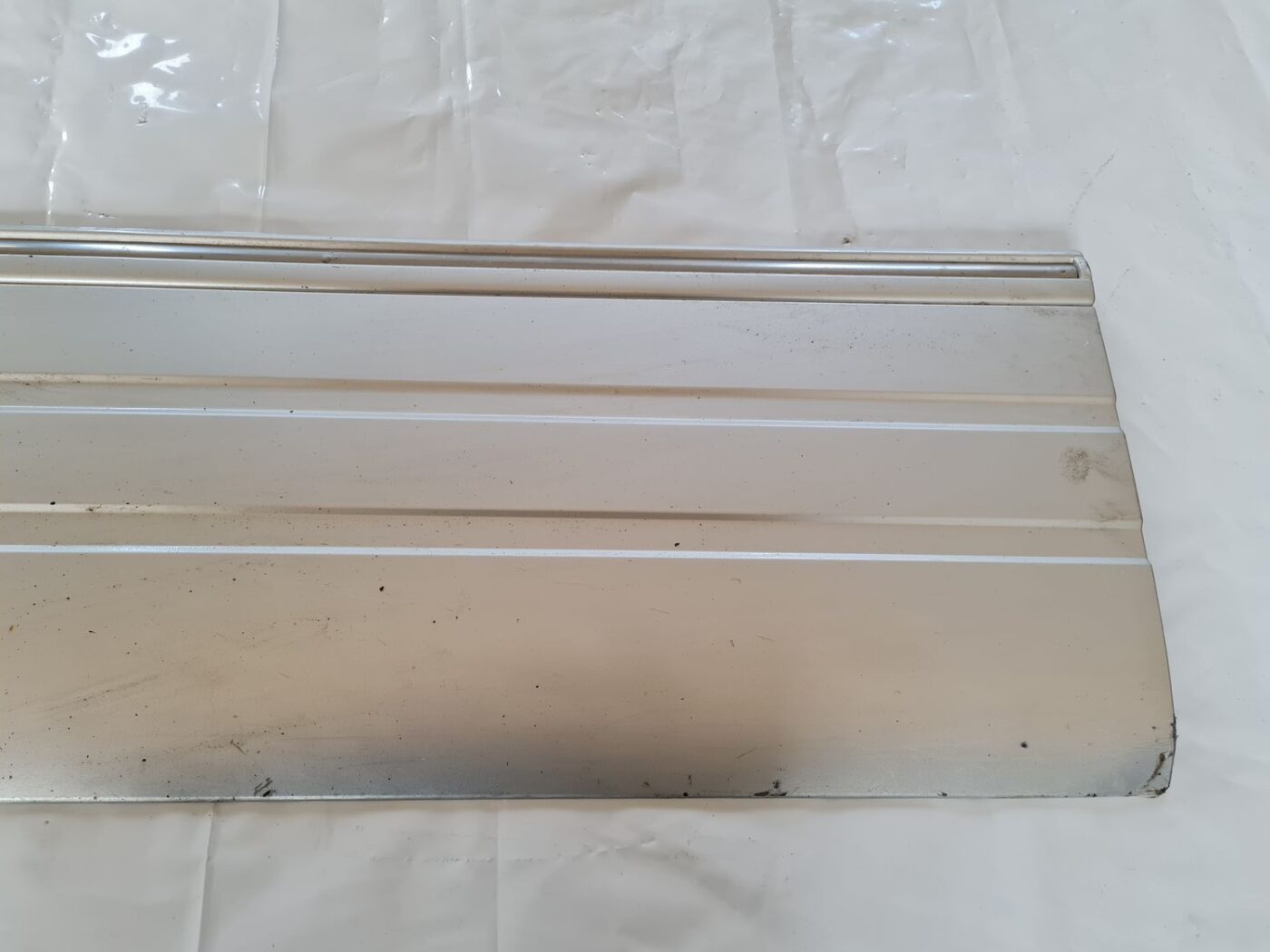 Priekšējo kreiso durvju moldings priekš CHRYSLER VOYAGER 2006