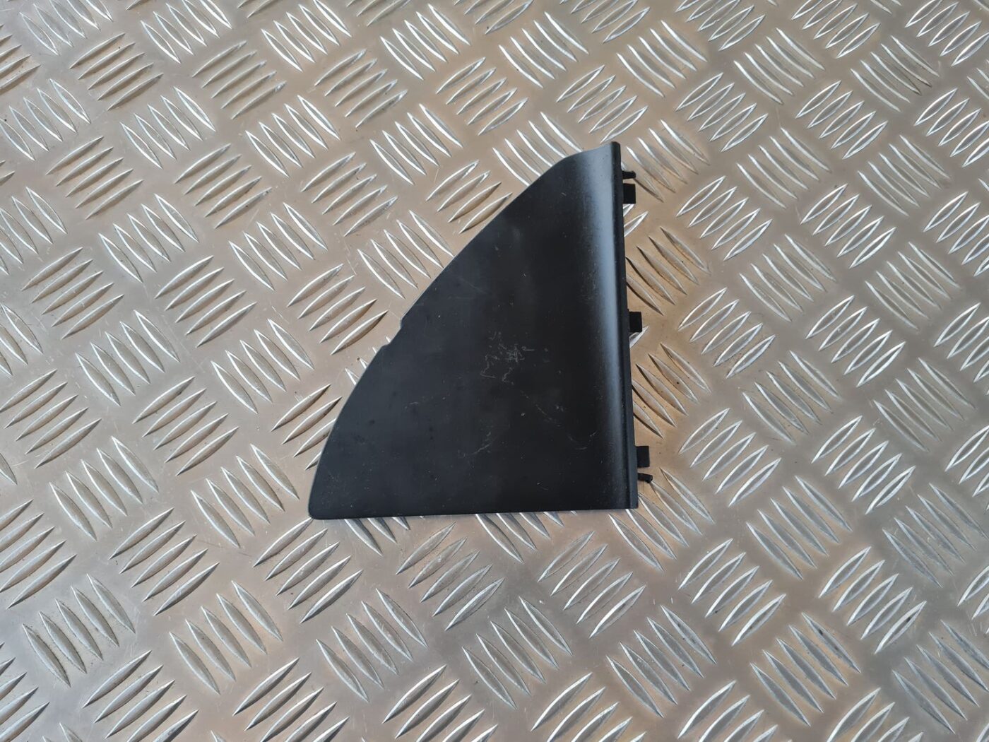 Mērinstrumentu paneļa sānu apdare priekš VW GOLF IV 1999 1 Mērinstrumentu paneļa sānu apdare priekš VW GOLF IV 1999