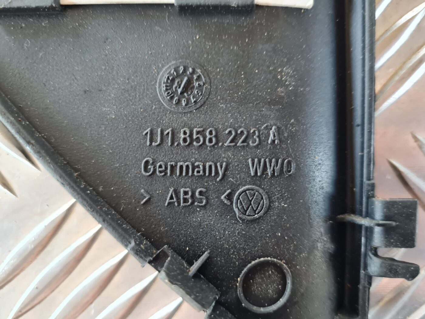 Mērinstrumentu paneļa sānu apdare priekš VW GOLF IV 1999 4 Mērinstrumentu paneļa sānu apdare priekš VW GOLF IV 1999