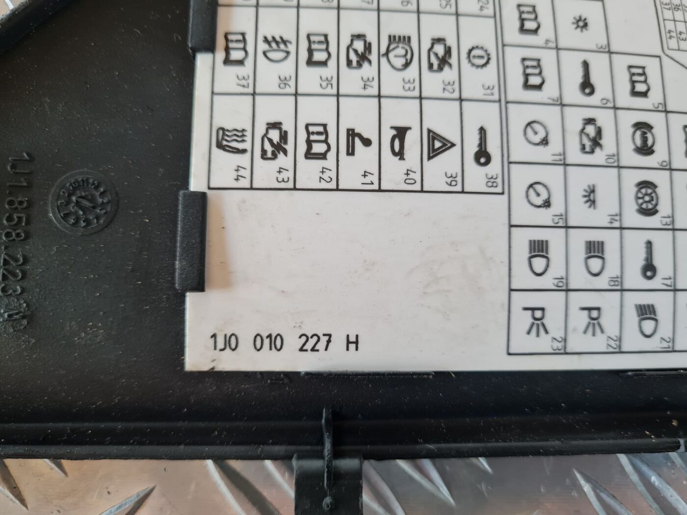 Mērinstrumentu paneļa sānu apdare priekš VW GOLF IV 1999 3 Mērinstrumentu paneļa sānu apdare priekš VW GOLF IV 1999