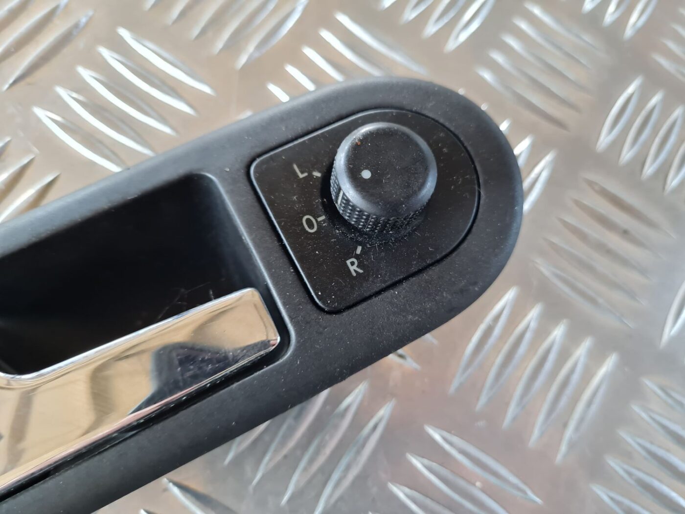 Salona durvju rokturis, priekšējais kreisais priekš VW GOLF IV 1999