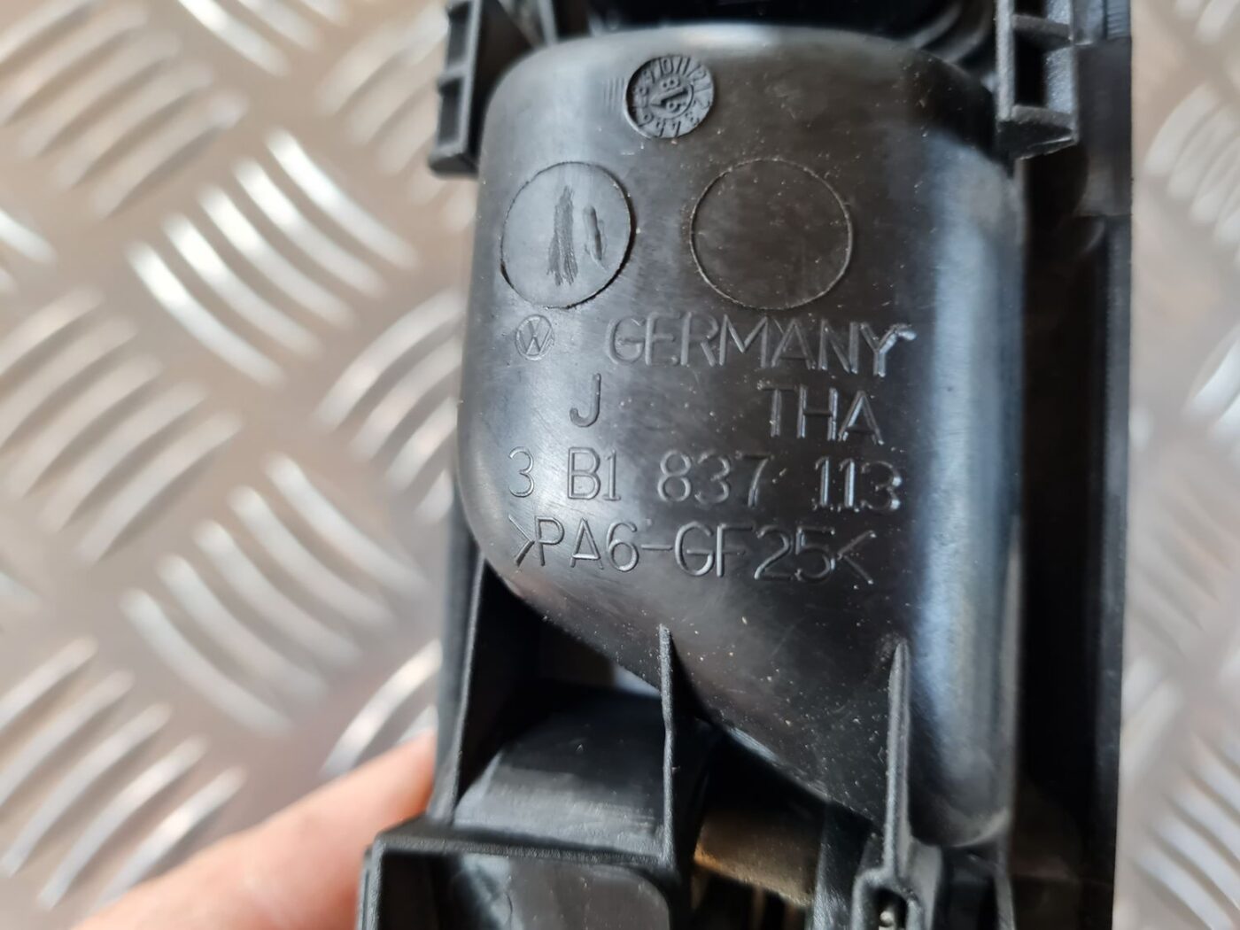 Salona durvju rokturis, priekšējais kreisais priekš VW GOLF IV 1999