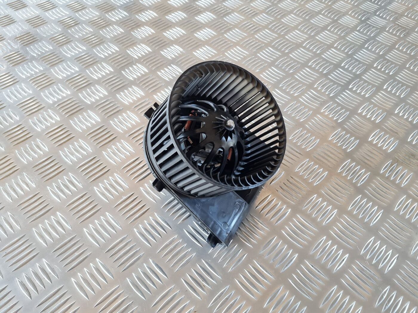 Salona ventilators priekš VW GOLF IV 1999 1 Salona ventilators priekš VW GOLF IV 1999