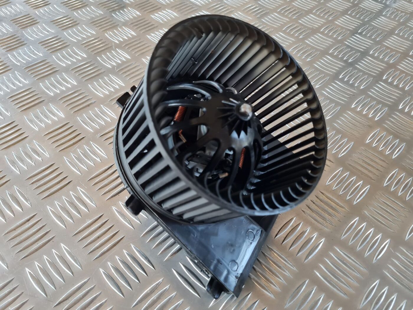 Salona ventilators priekš VW GOLF IV 1999 2 Salona ventilators priekš VW GOLF IV 1999