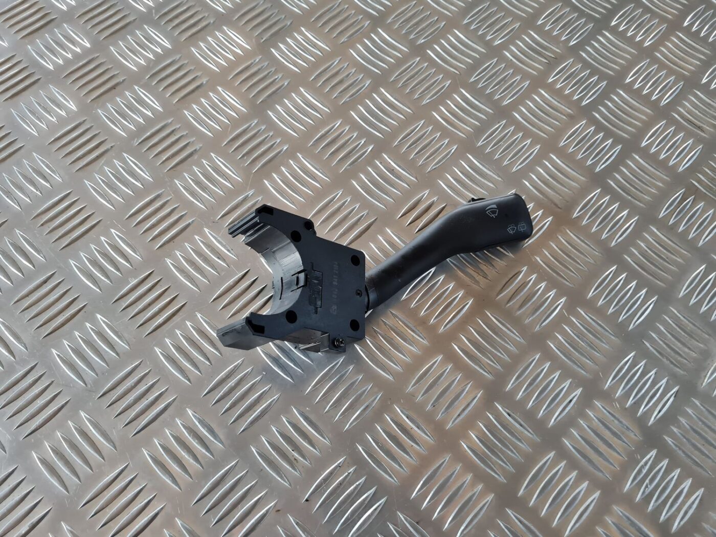 Stikla tīrītāja slēdzis priekš VW GOLF IV 1999 1 Stikla tīrītāja slēdzis priekš VW GOLF IV 1999