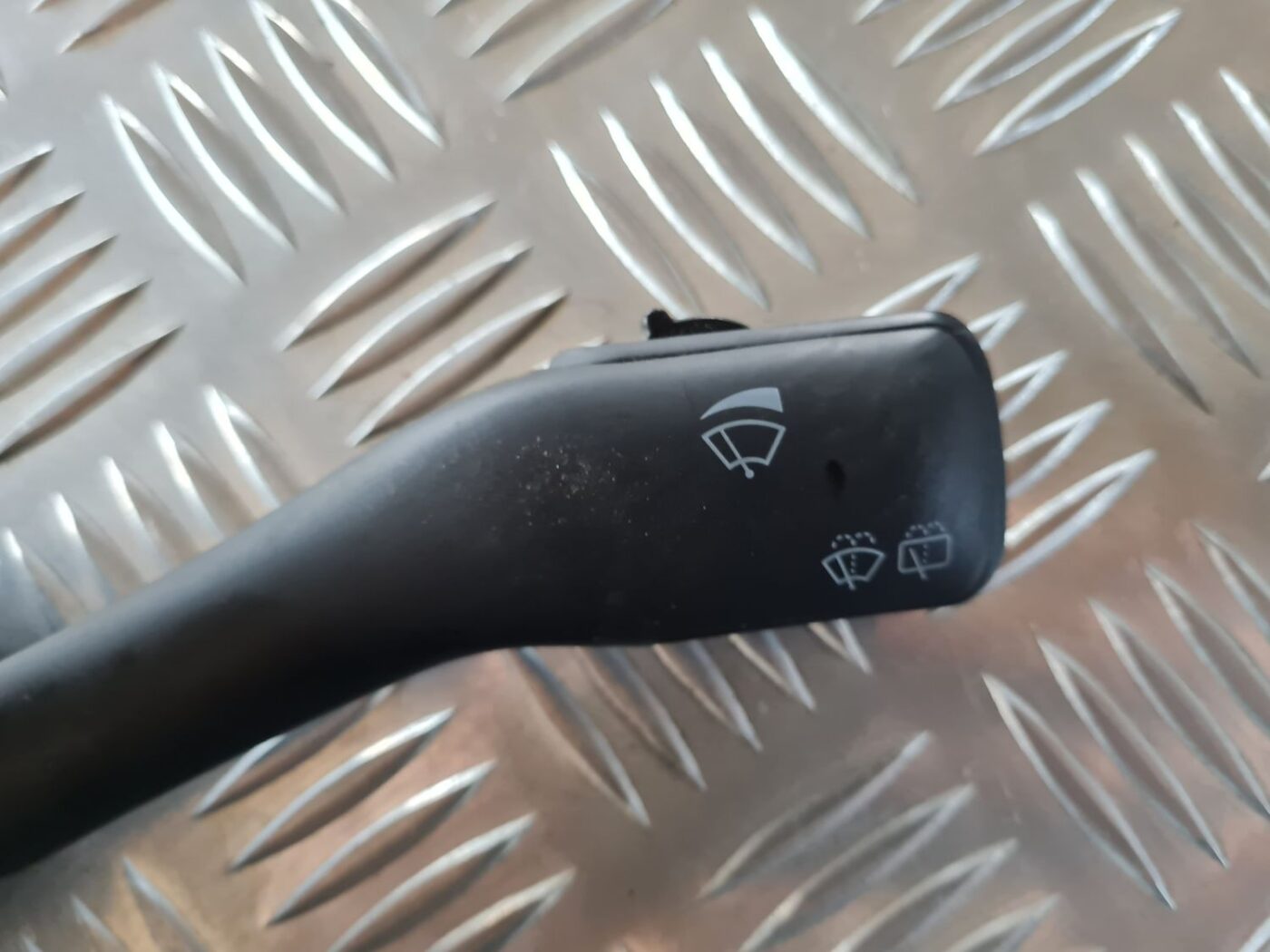 Stikla tīrītāja slēdzis priekš VW GOLF IV 1999 2 Stikla tīrītāja slēdzis priekš VW GOLF IV 1999