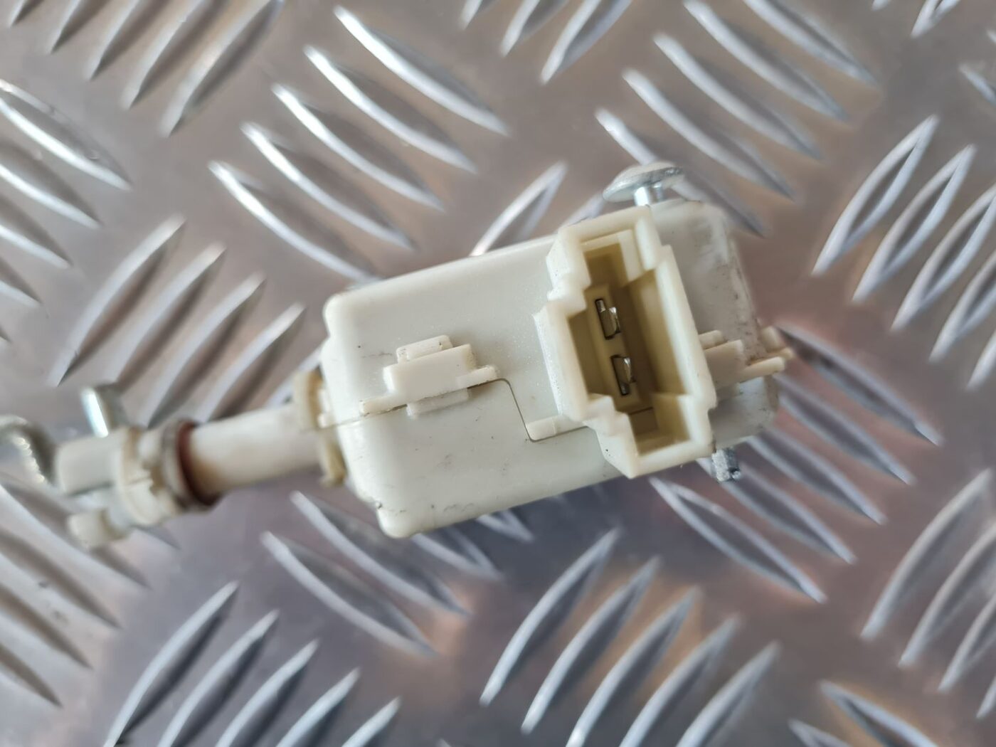 Degvielas tvertnes vāka slēdzene priekš VW GOLF IV 1999 4 Degvielas tvertnes vāka slēdzene priekš VW GOLF IV 1999