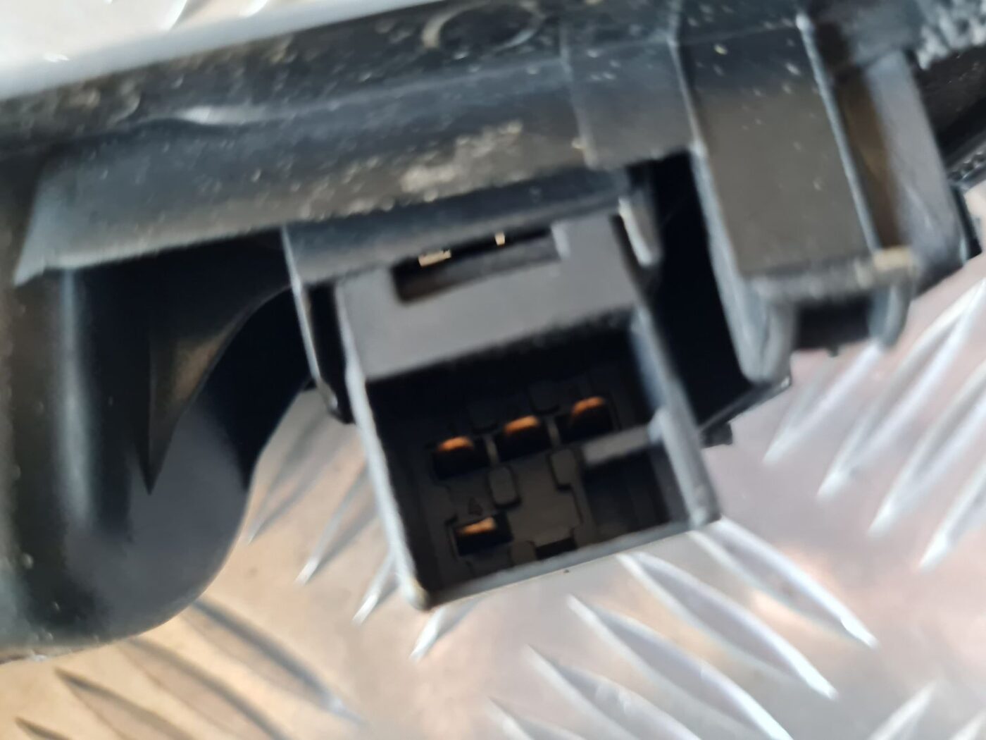 Salona durvju rokturis, aizmugures kreisais priekš VW GOLF IV 1999 3 Salona durvju rokturis, aizmugures kreisais priekš VW GOLF IV 1999