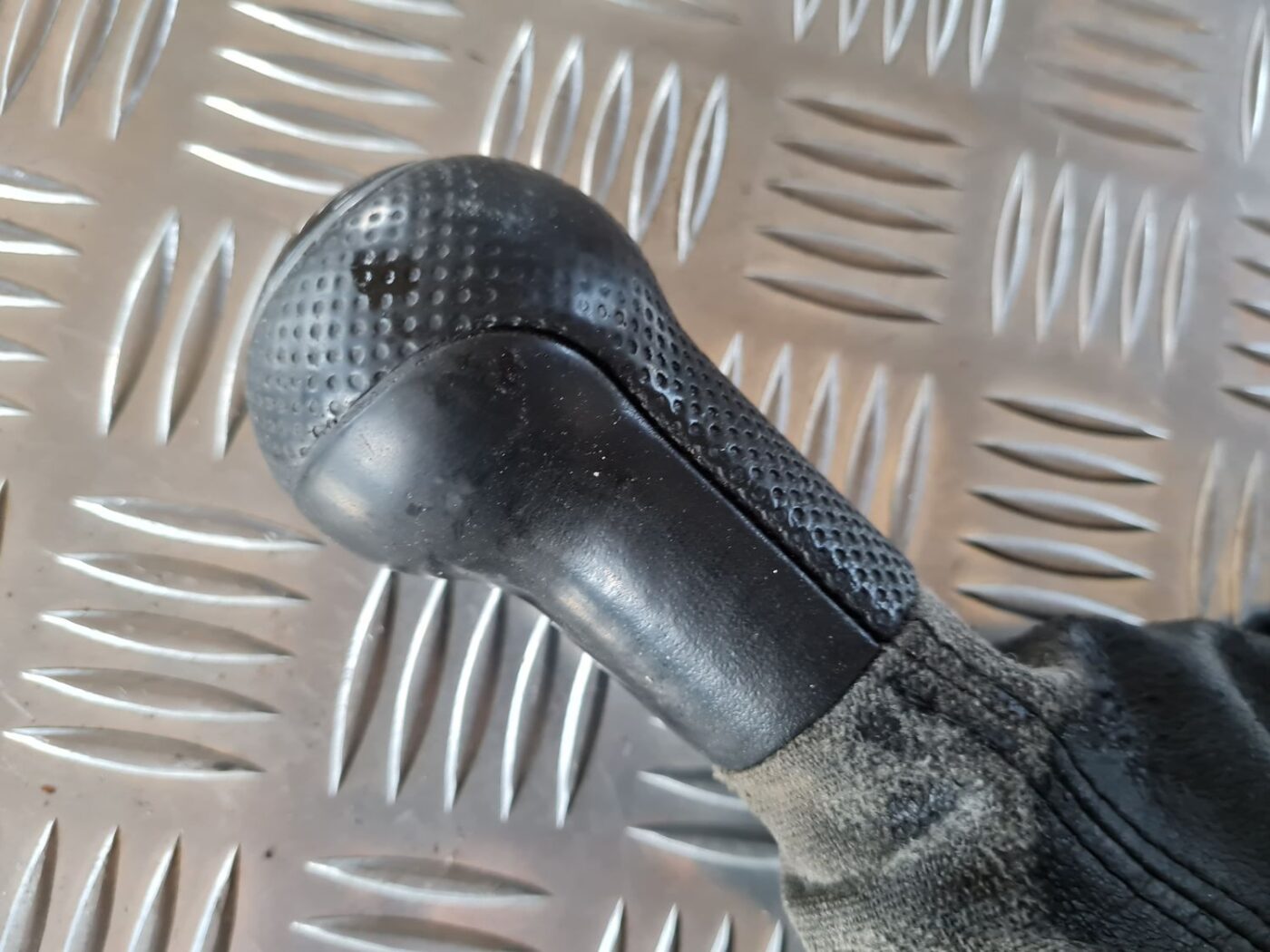 Pārnesumu pārslēgšanas kloķa uzgalis priekš VW GOLF IV 1999 5 Pārnesumu pārslēgšanas kloķa uzgalis priekš VW GOLF IV 1999