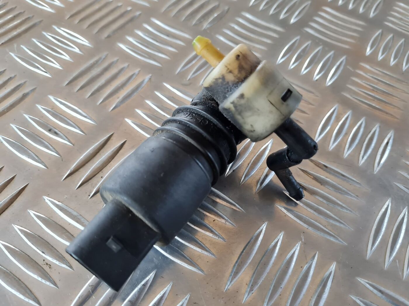 Mazgātāja šķidruma sūknis priekš VW GOLF IV 1999 4 Mazgātāja šķidruma sūknis priekš VW GOLF IV 1999