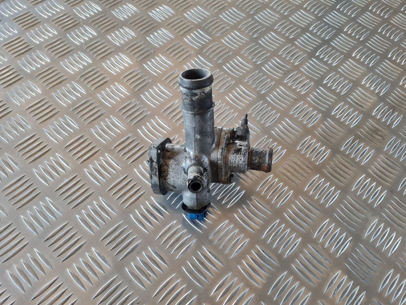 Termostata korpuss priekš VW GOLF IV 1999 1 Termostata korpuss priekš VW GOLF IV 1999