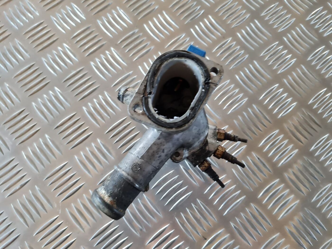 Termostata korpuss priekš VW GOLF IV 1999 3 Termostata korpuss priekš VW GOLF IV 1999