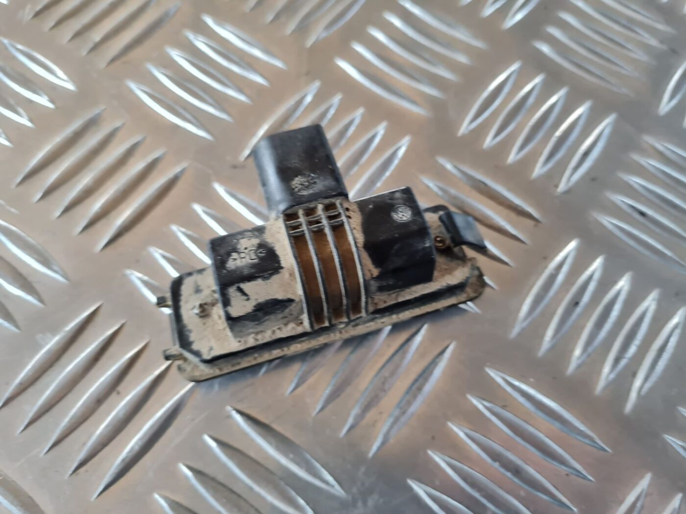 Numura zīmes apgaismojums priekš VW GOLF IV 1999 3 Numura zīmes apgaismojums priekš VW GOLF IV 1999