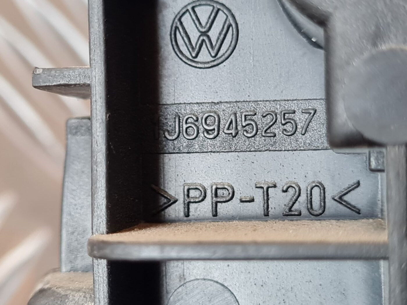 Aizmugures luktura spuldzes turētājs priekš VW GOLF IV 1999