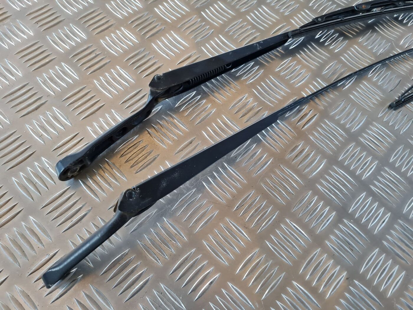 Vējstikla slotu turētāju komplekts priekš VW GOLF IV 1999