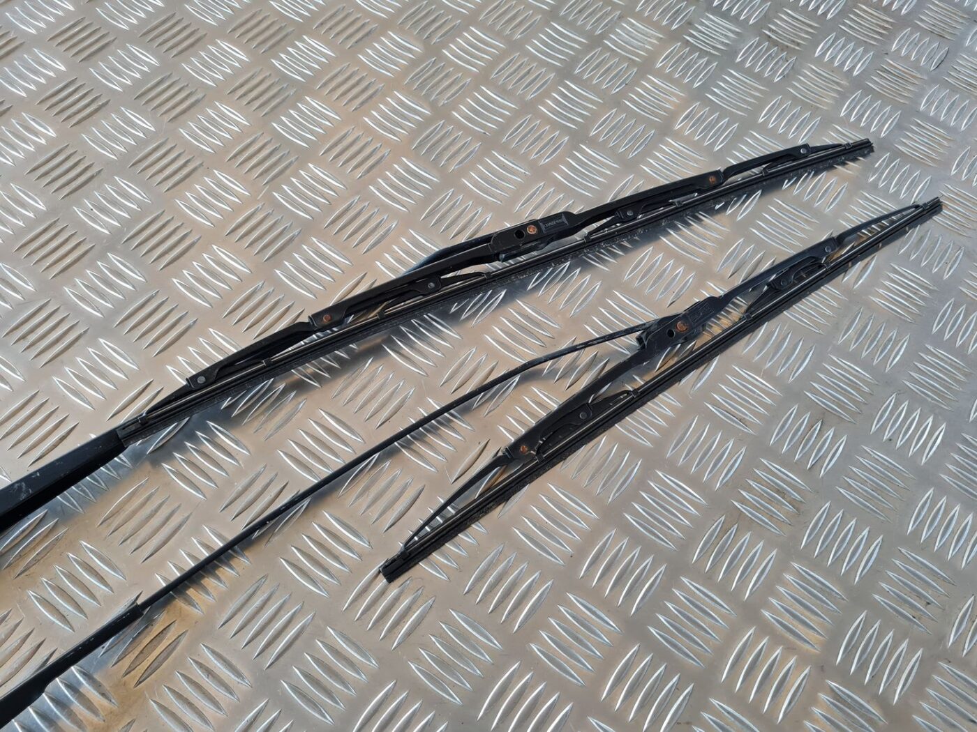 Vējstikla slotu turētāju komplekts priekš VW GOLF IV 1999