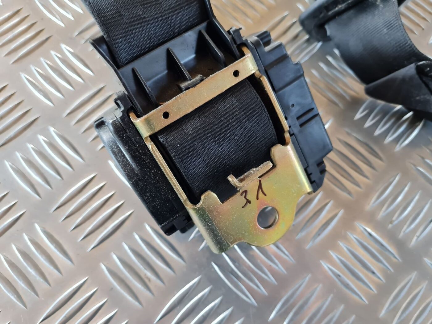 Aizmugurējā kreisa drošības josta priekš VW GOLF IV 1999