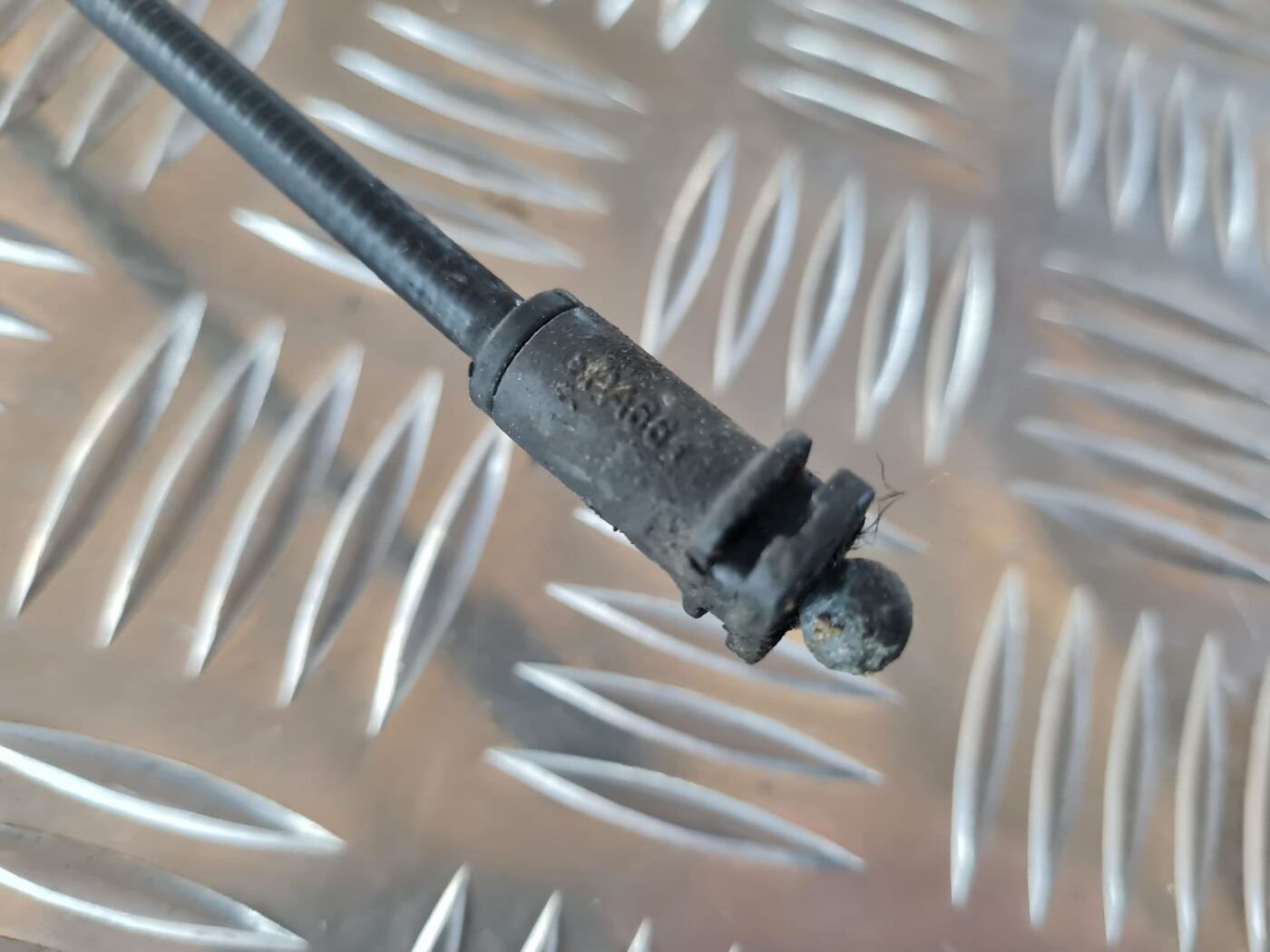 Pārsega slēdzenes trose priekš VW GOLF IV 1999 2 Pārsega slēdzenes trose priekš VW GOLF IV 1999