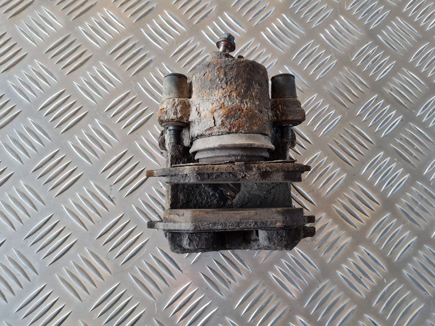 Priekšējais kreisais suports priekš VW GOLF IV 1999 2 Priekšējais kreisais suports priekš VW GOLF IV 1999