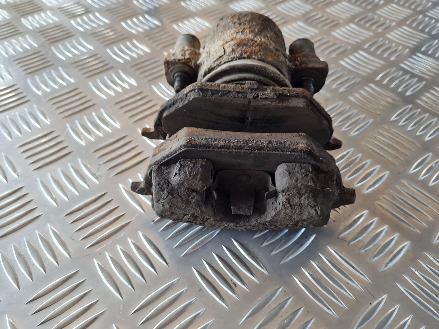 Priekšējais kreisais suports priekš VW GOLF IV 1999 4 Priekšējais kreisais suports priekš VW GOLF IV 1999