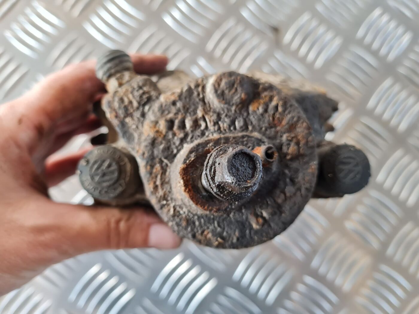 Priekšējais kreisais suports priekš VW GOLF IV 1999 3 Priekšējais kreisais suports priekš VW GOLF IV 1999