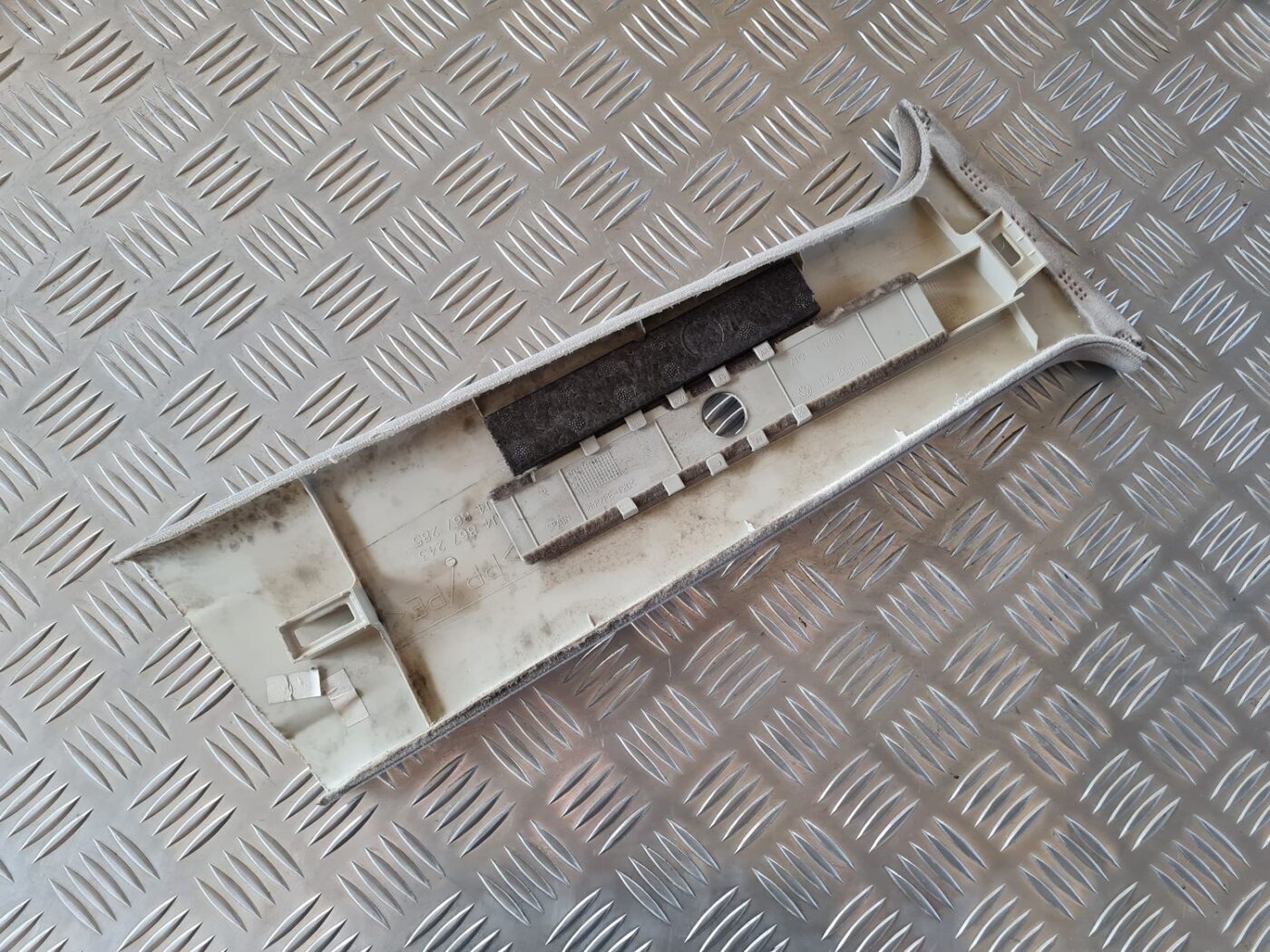 Vidējas salona statnes apdare priekš VW GOLF IV 1999