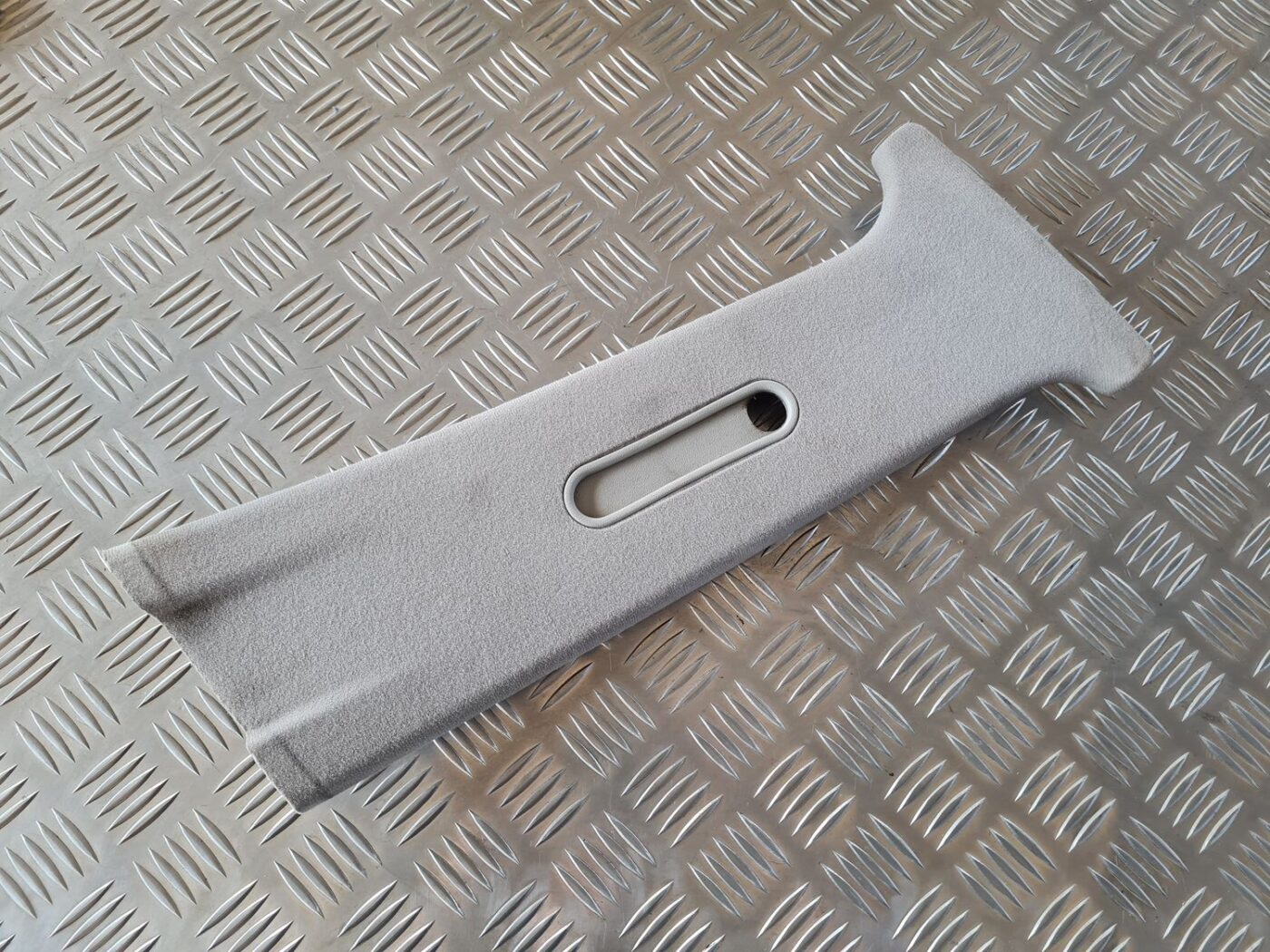 Vidējas salona statnes apdare priekš VW GOLF IV 1999 1 Vidējas salona statnes apdare priekš VW GOLF IV 1999