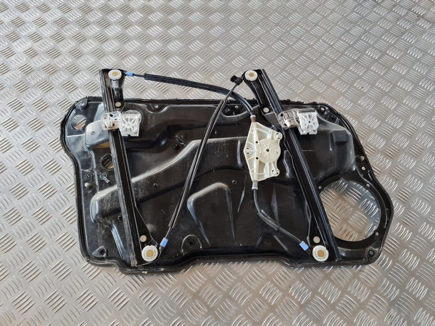 Stikla pacelšanas mehānisma panele priekš VW GOLF IV 1999 3 Stikla pacelšanas mehānisma panele priekš VW GOLF IV 1999