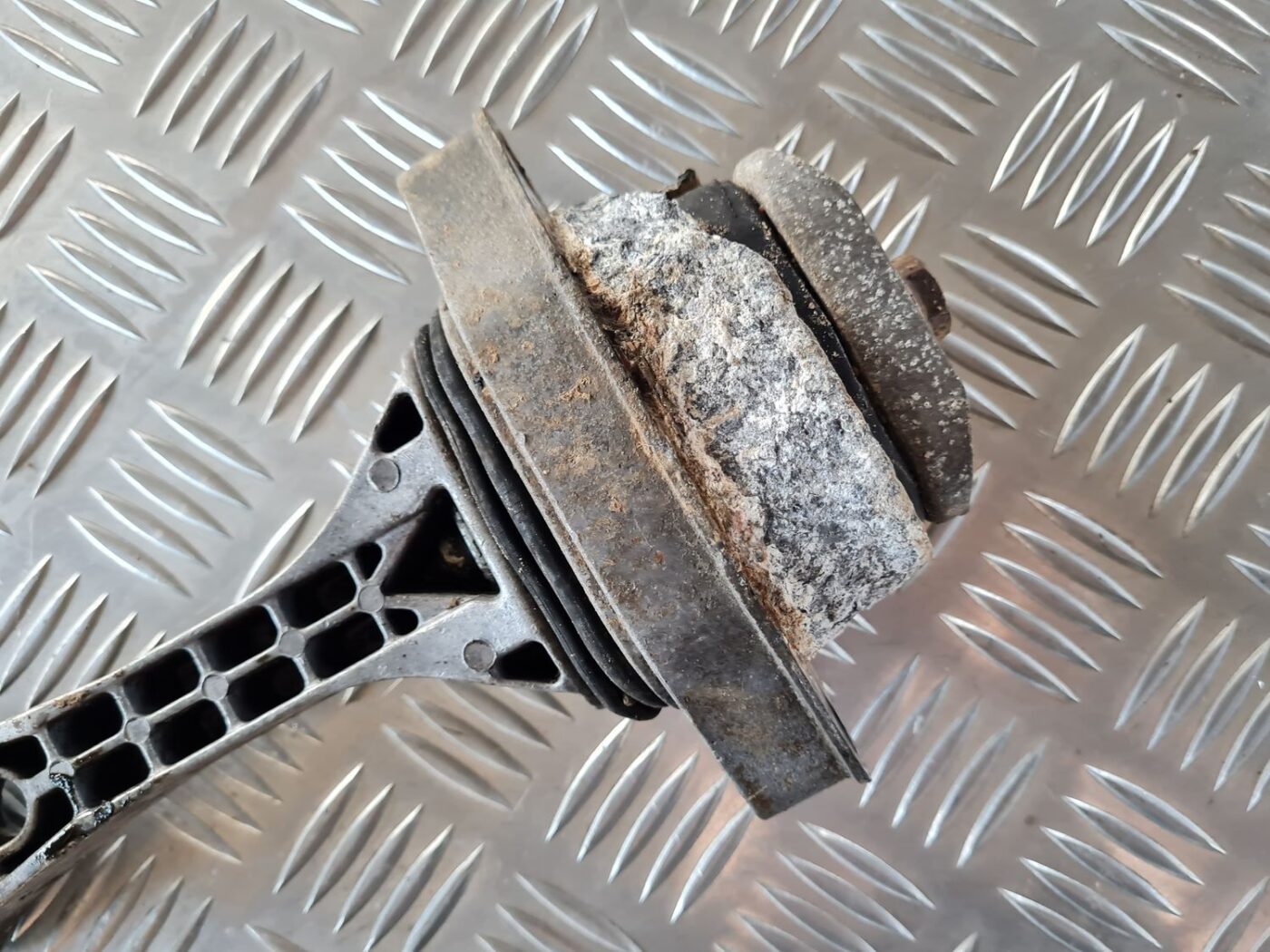 Dzinēja spilvens priekš VW GOLF IV 1999